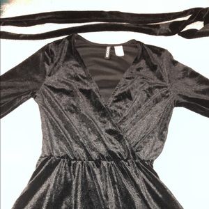 Size 2 Black Velvet Dress ( NEVER WORN )